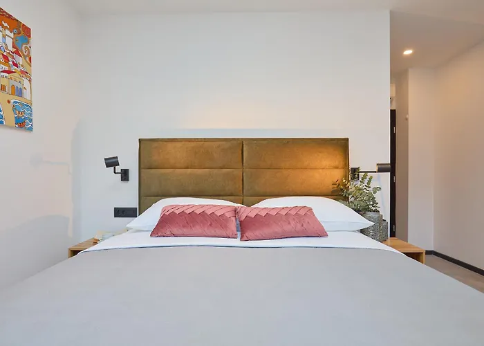 Hedera Estate, Hedera Xvii *