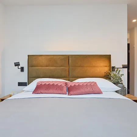 Hedera Estate, Hedera Xvii *